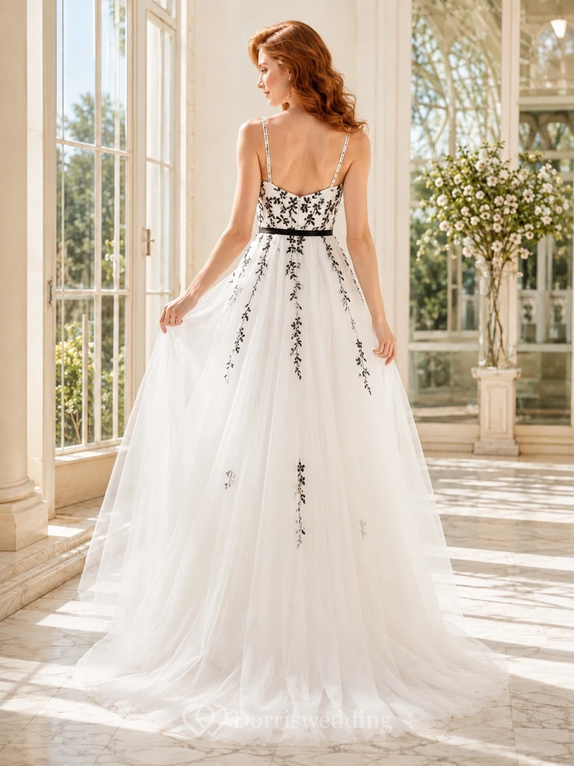 Schwarzes, bodenlanges Brautkleid aus Tüll mit floralen Applikationen, herzförmigem Ausschnitt, Spaghettiträgern und A-Linien-Schnitt view 2