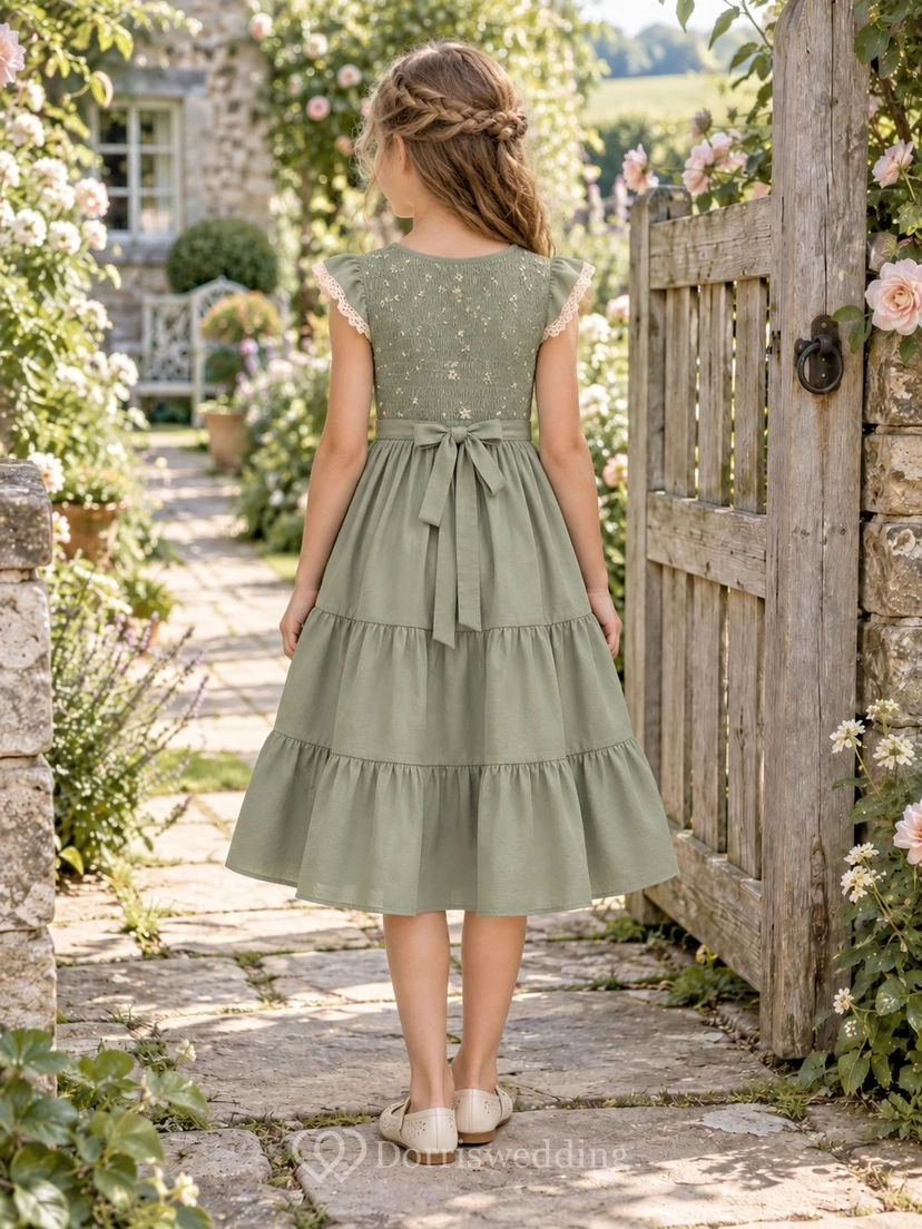 Vestido de niña de flores de corte A, manga corta, corpiño de lunares y volantes, color verde salvia, largo hasta la rodilla, con lazo en la espalda. view 2