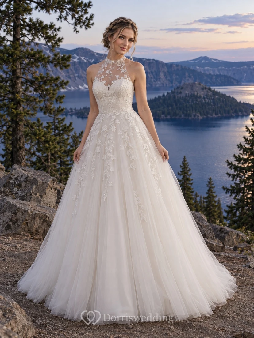 Vestido de novia de gala con cuello alto, apliques de tul y satén con encaje floral y espalda transparente.