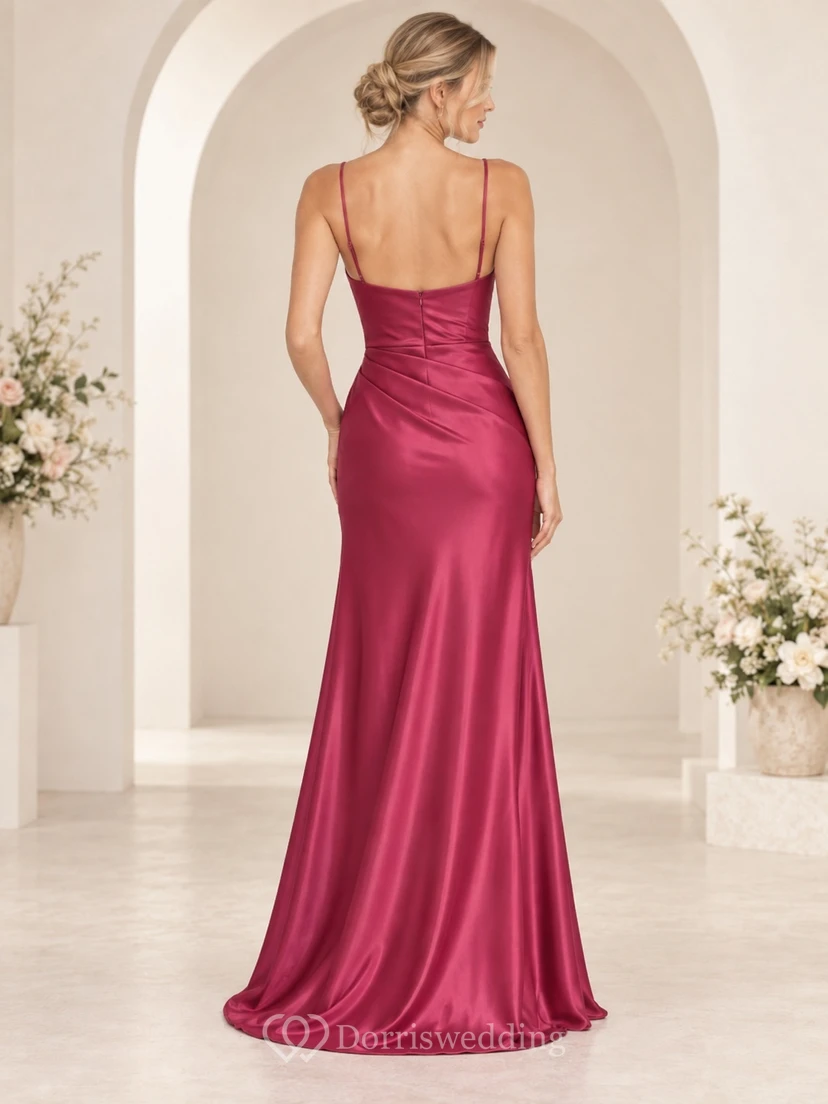 Vestido de dama de honor sencillo, color frambuesa, corte recto, de satén, con tirantes finos, fruncido y abertura lateral, largo hasta el suelo. view 2