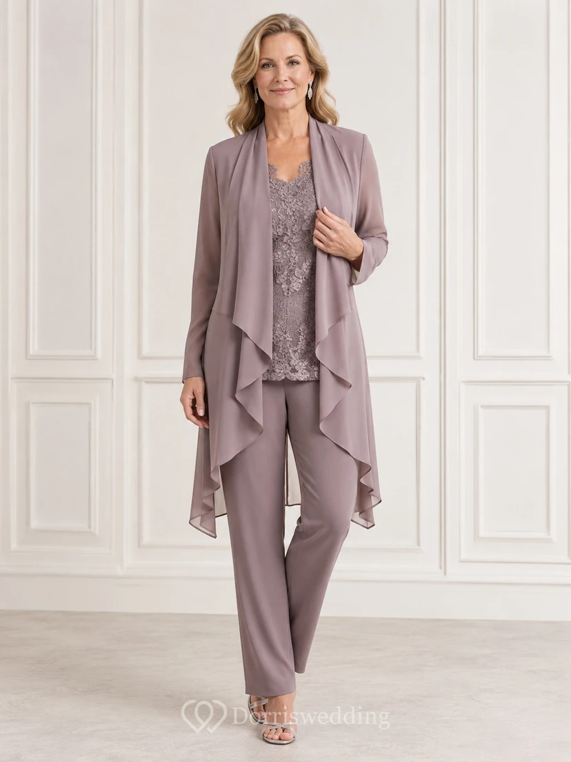 Romantischer Vintage-Hosenanzug in Mauve mit Wasserfallausschnitt, bestehend aus einem lang geschnittenen Spitzenoberteil mit Rundhalsausschnitt, einer Dreivierteljacke und einer geraden Hose.