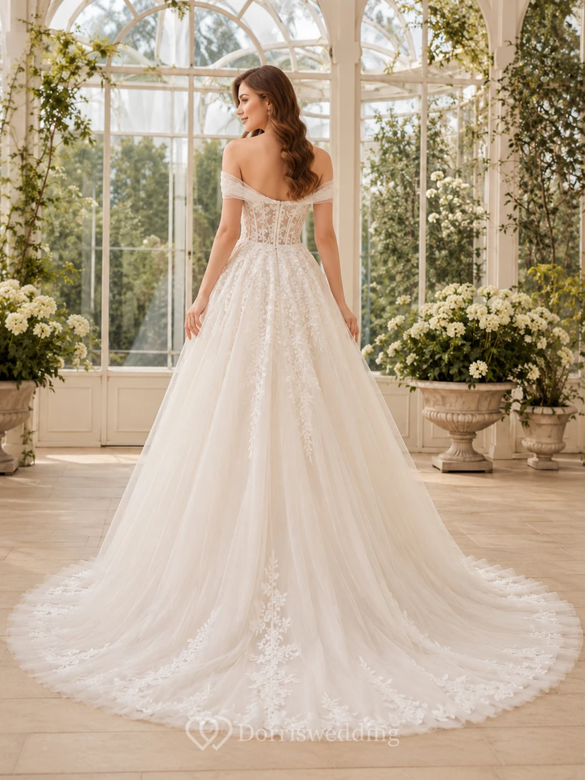 Robe de mariée champêtre en dentelle et tulle, bretelles cœur, sans manches, coupe trapèze, traîne chapelle, applications florales. view 2