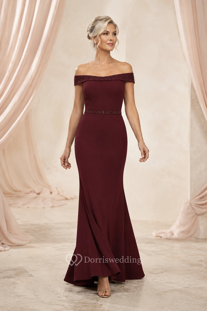 Vestido de novia burdeos de corte recto con hombros descubiertos y cinturón de cuentas para la madre de la novia.