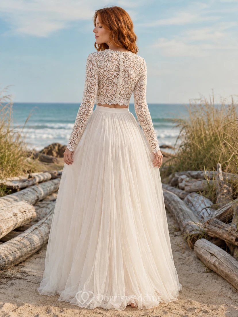 Vestido de novia de dos piezas con cuello joya, tul y encaje playero, manga larga y cola larga. view 2