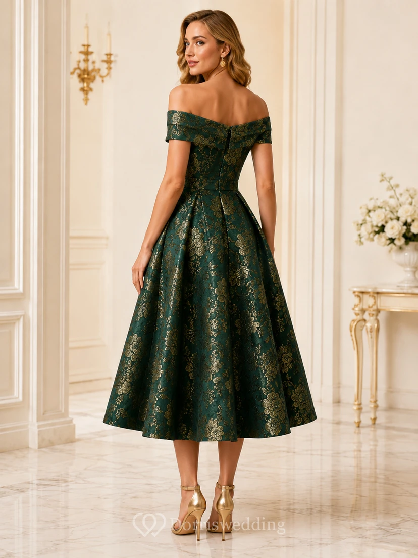 Vestido formal de brocado verde oscuro con hombros descubiertos view 2