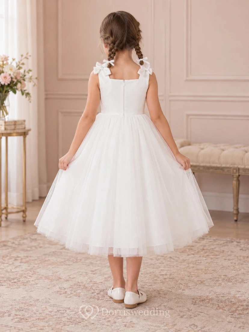 Robe de demoiselle d'honneur blanche, mi-longue, à col carré modeste et nœud papillon à l'épaule, en tulle plein. view 2