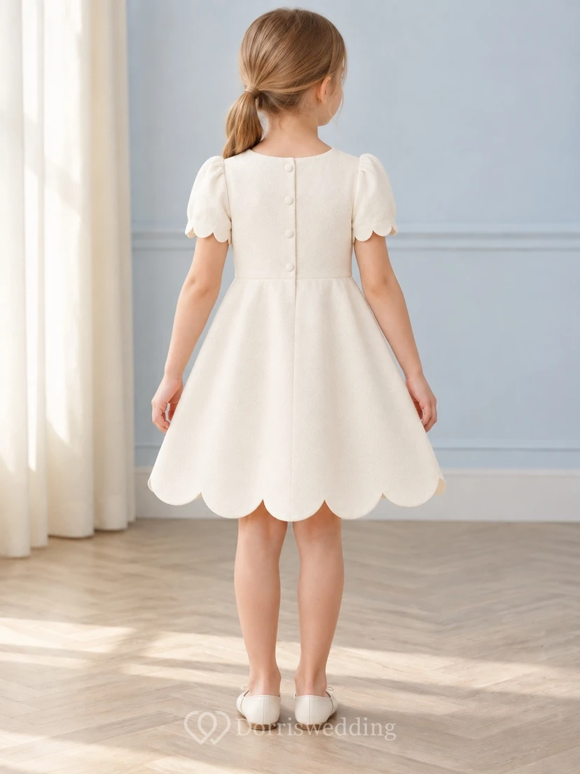 Schlichtes, elegantes, cremefarbenes Blumenmädchenkleid, knielang, glatt geschnitten, ausgestellt, mit geschwungenen Puffärmeln view 2