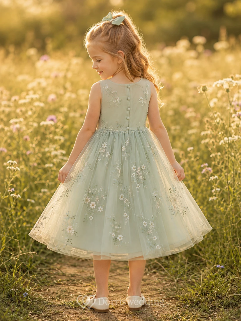 Robe de demoiselle d'honneur en dentelle sauge et tulle, coupe trapèze, col rond, longueur thé view 2