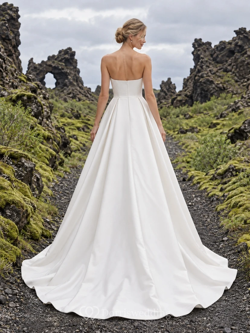 Vestido de novia de tafetán sin tirantes, corte en A, cuello recto y falda amplia. view 2