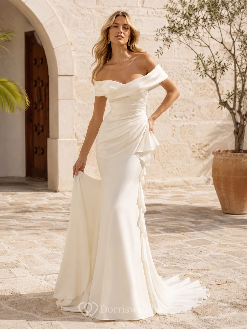 Robe de mariée sirène en satin drapé à épaules dénudées et traîne plissée, ornée de plis, ornée de drapés et de satin,
