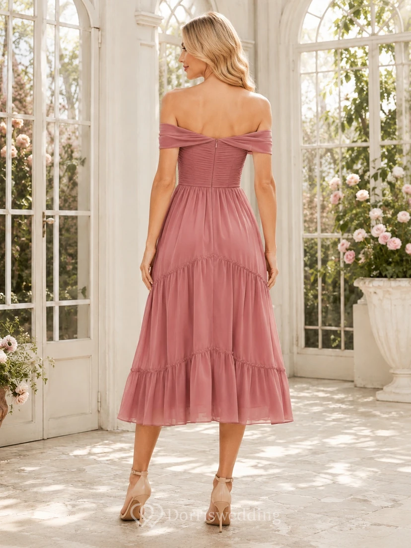 Robe romantique d'invitée rose poudré à volants en mousseline rose poudré, épaules dénudées, coupe trapèze, longueur thé view 2