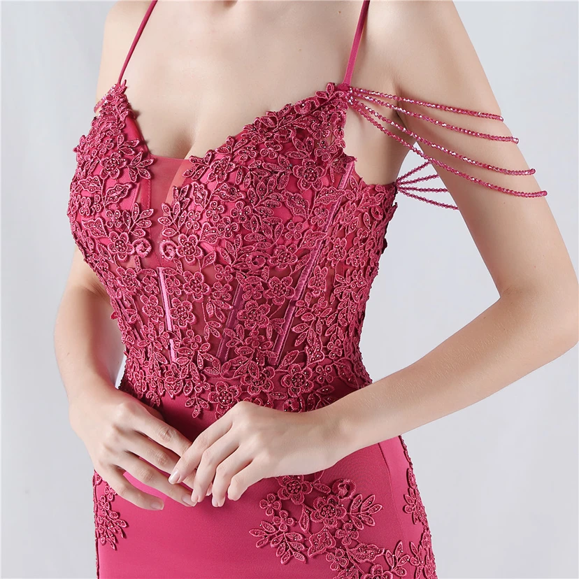 Robe de soirée à col montant en dentelle et perles, ornée d'un gilet à chevrons et d'un haut en dentelle. view 39