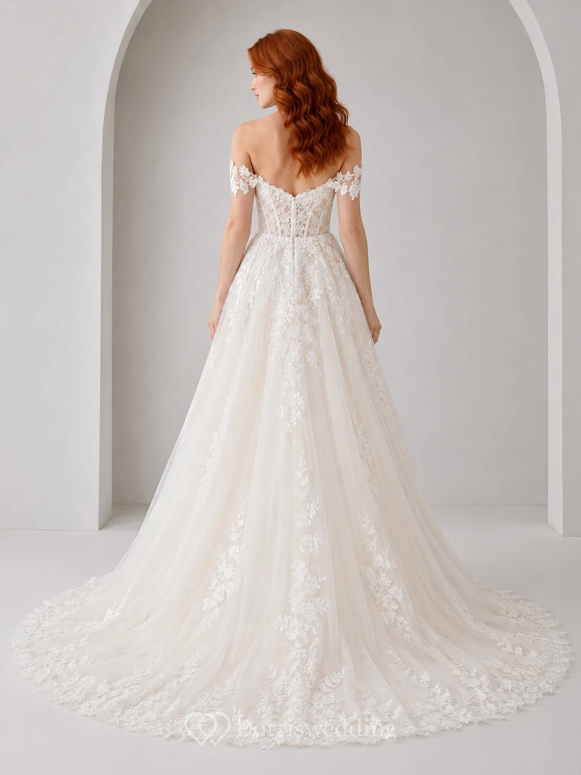 Vestido de novia de corte A con encaje y hombros descubiertos view 2