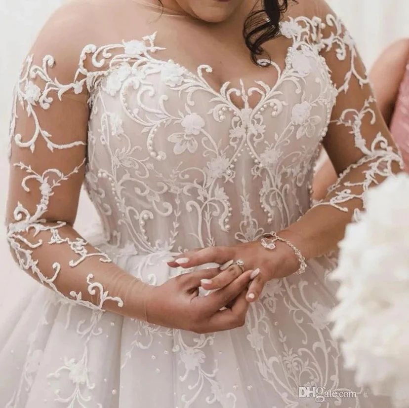 Robe de mariée de bal en dentelle à décolleté illusion grande taille view 3