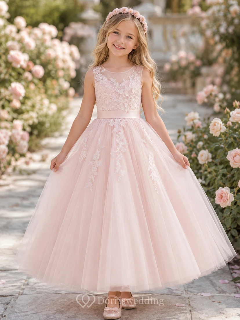 Robe de demoiselle d'honneur en dentelle rose poudré et tulle, coupe trapèze, manches courtes, col rond, longueur thé