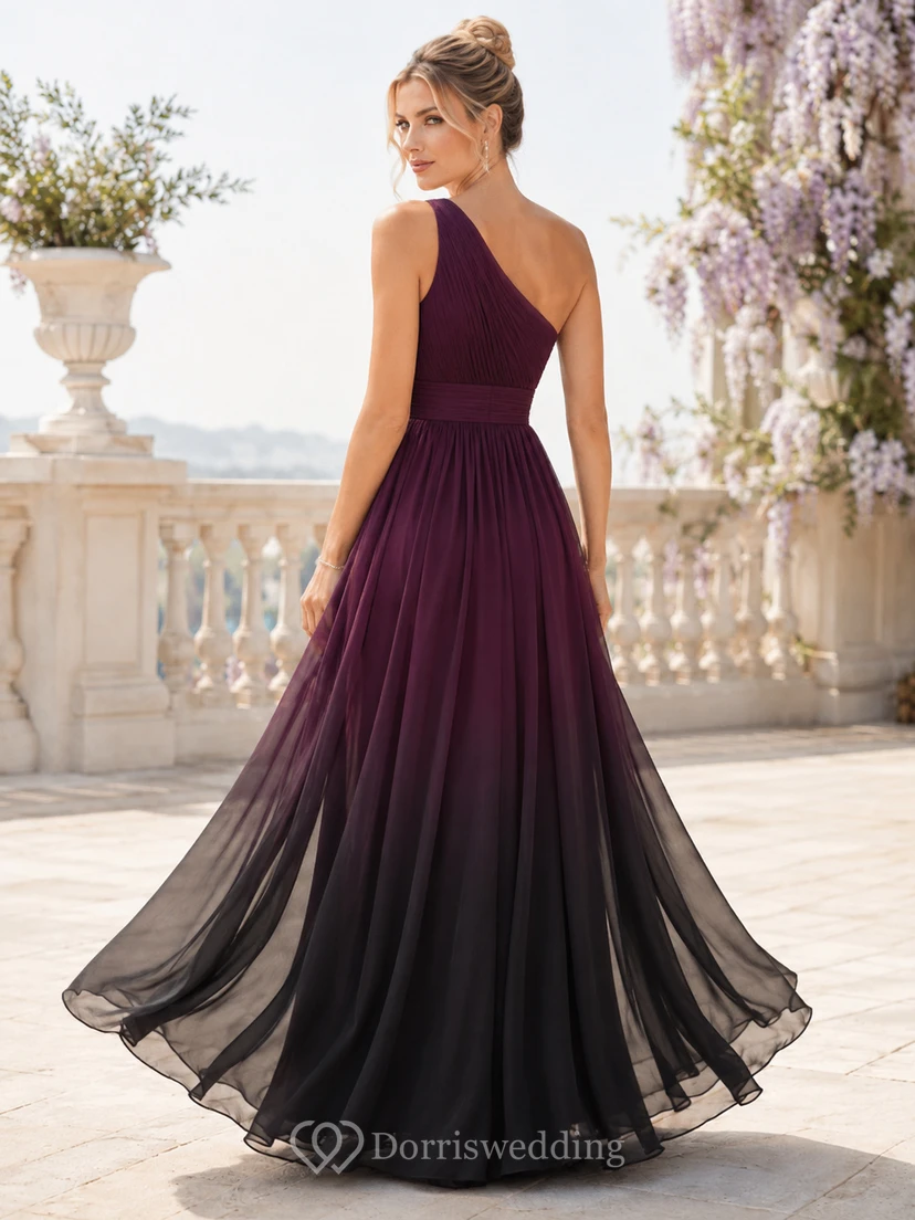 Vestido largo de invitada de gasa degradada con un solo hombro color ciruela view 2
