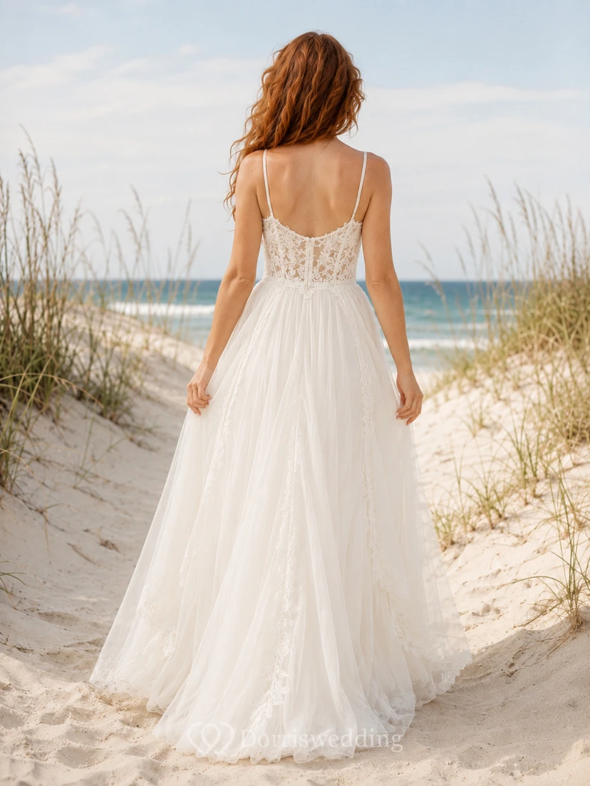 Robe de mariée en dentelle et tulle, coupe trapèze, col rond, manches courtes, traîne courte view 2