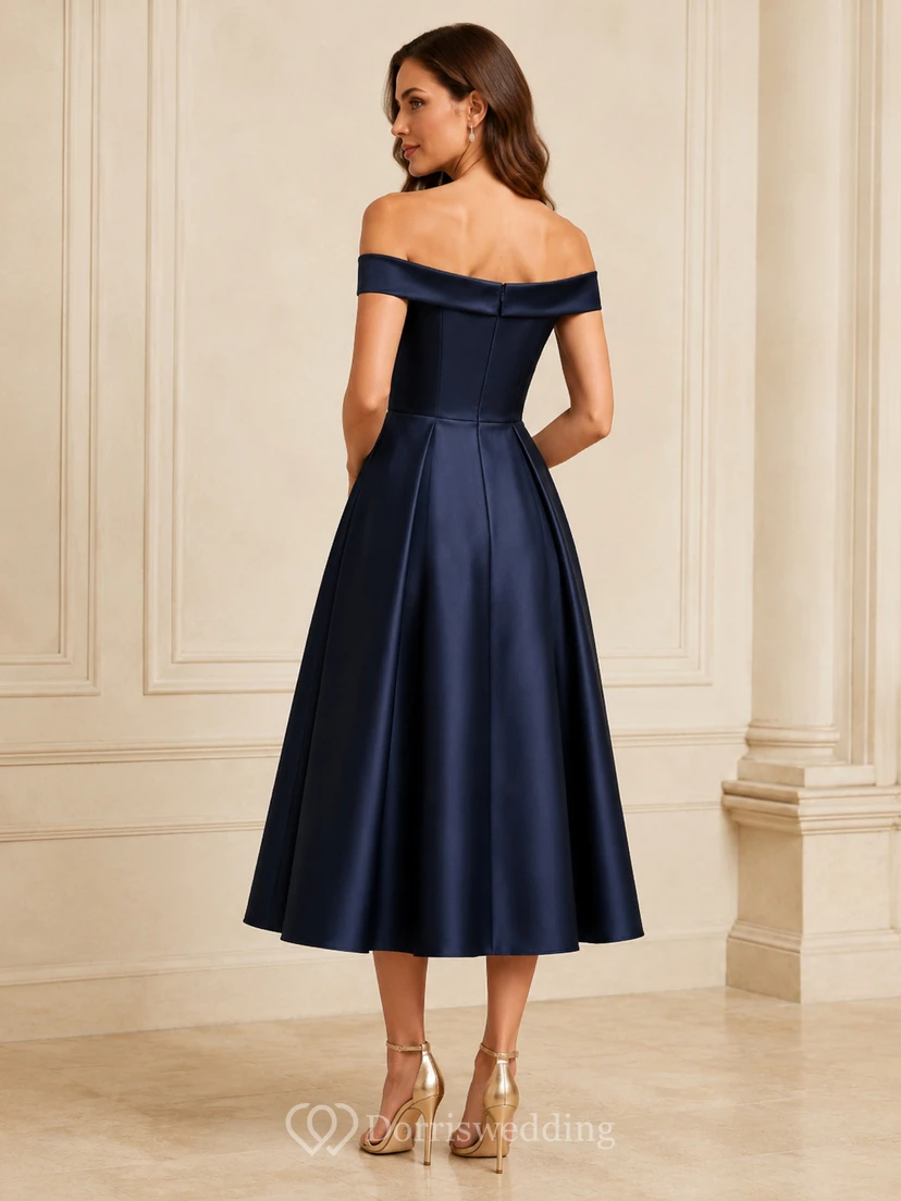 Vestido de cóctel formal vintage de satén azul marino oscuro, largo hasta la rodilla, con hombros descubiertos, ideal para recepciones. view 2