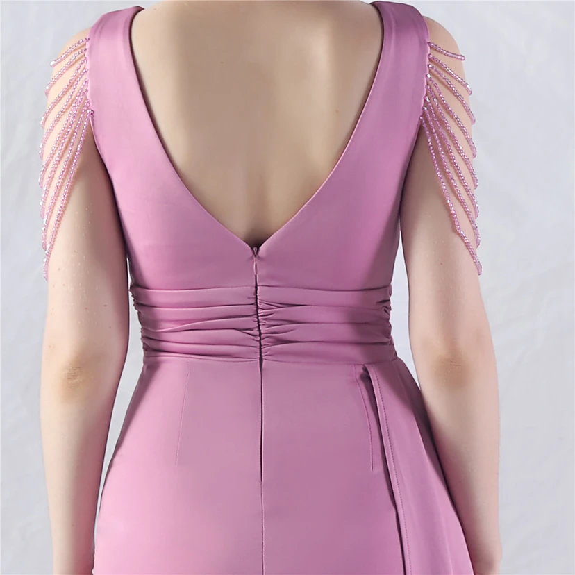 Ein Abendkleid aus insgesamt 8 Farben, gefertigt mit aufwendiger Satinfalttechnik und Perlenstickerei. view 7