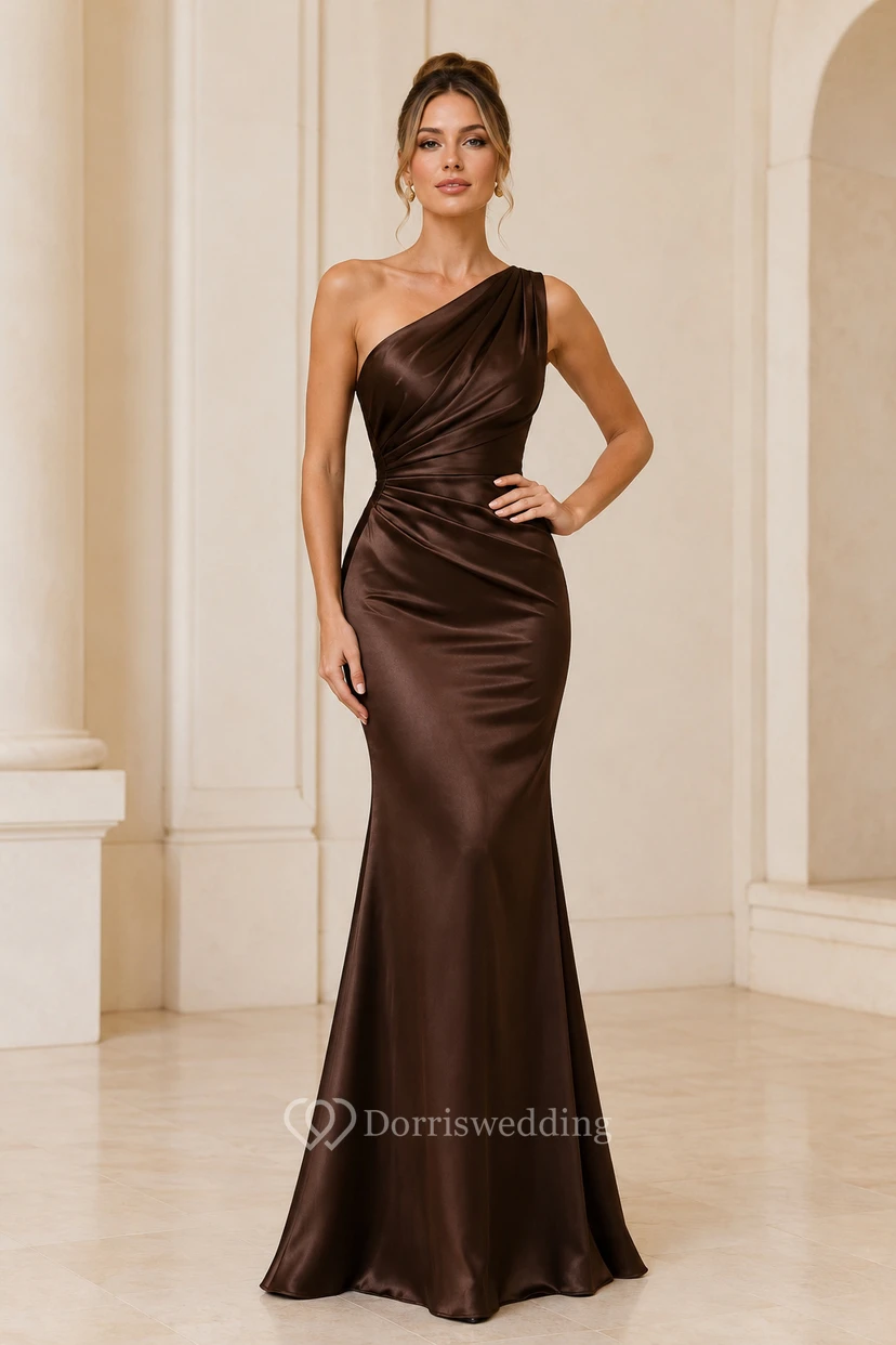 Robe de soirée fourreau asymétrique en satin chocolat avec taille drapée