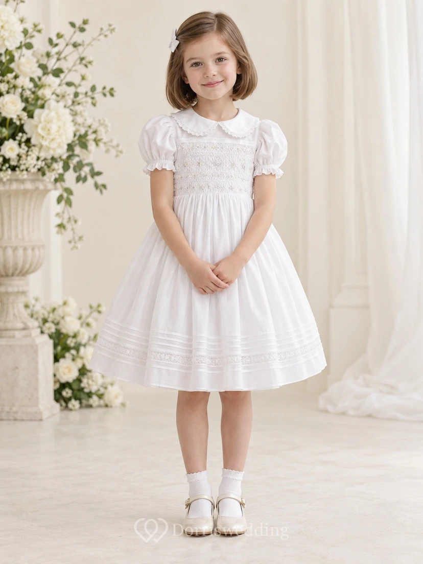 Vestido de niña de flores blanco vintage hasta la rodilla, corte en A, mangas abullonadas, bajo con pliegues, corpiño fruncido y cuello Peter Pan.