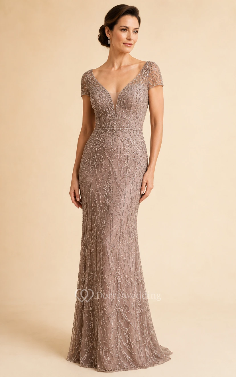 Robe fourreau taupe à manches courtes et décolleté en V profond, ornée de perles, idéale pour la mère et les événements formels.