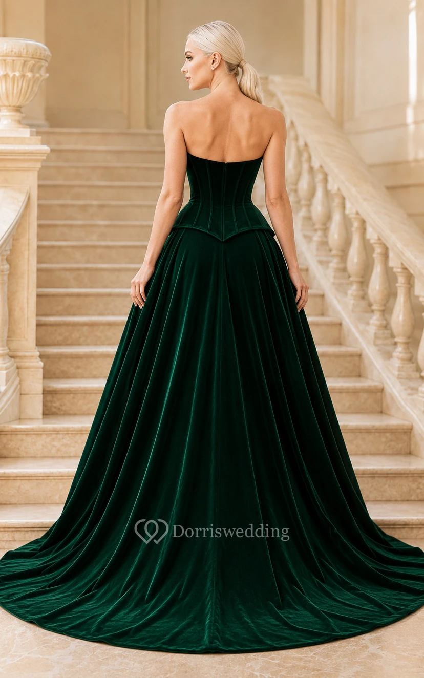 Dunkelgrünes, trägerloses Samtballkleid mit herzförmigem Oberteil und weitem Rock view 2