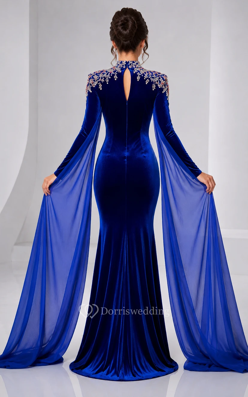 Vestido de noche de terciopelo azul marino con cuello alto, estilo sirena, mangas tipo capa transparentes y hombros adornados con cuentas. view 2