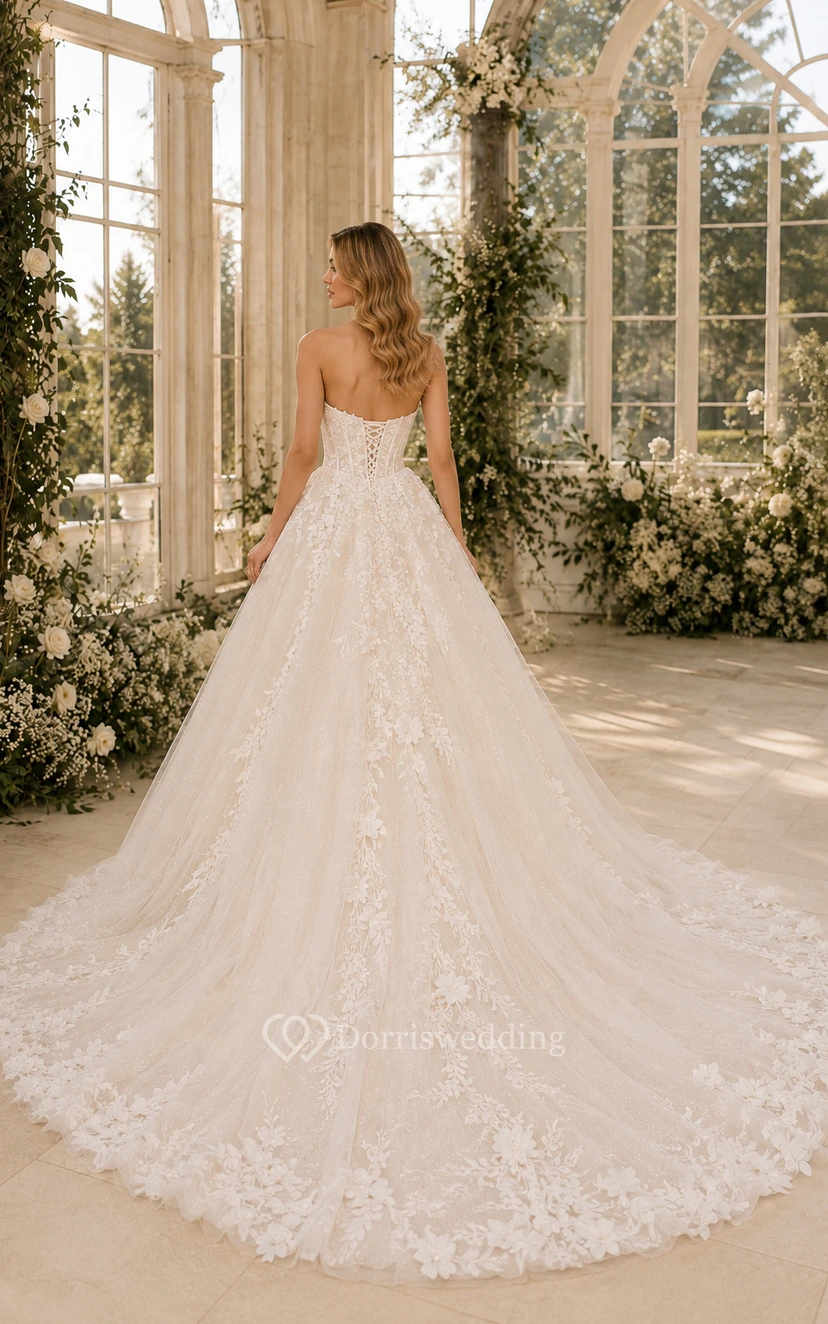 Robe de bal de mariée en dentelle avec bustier et longue traîne view 2