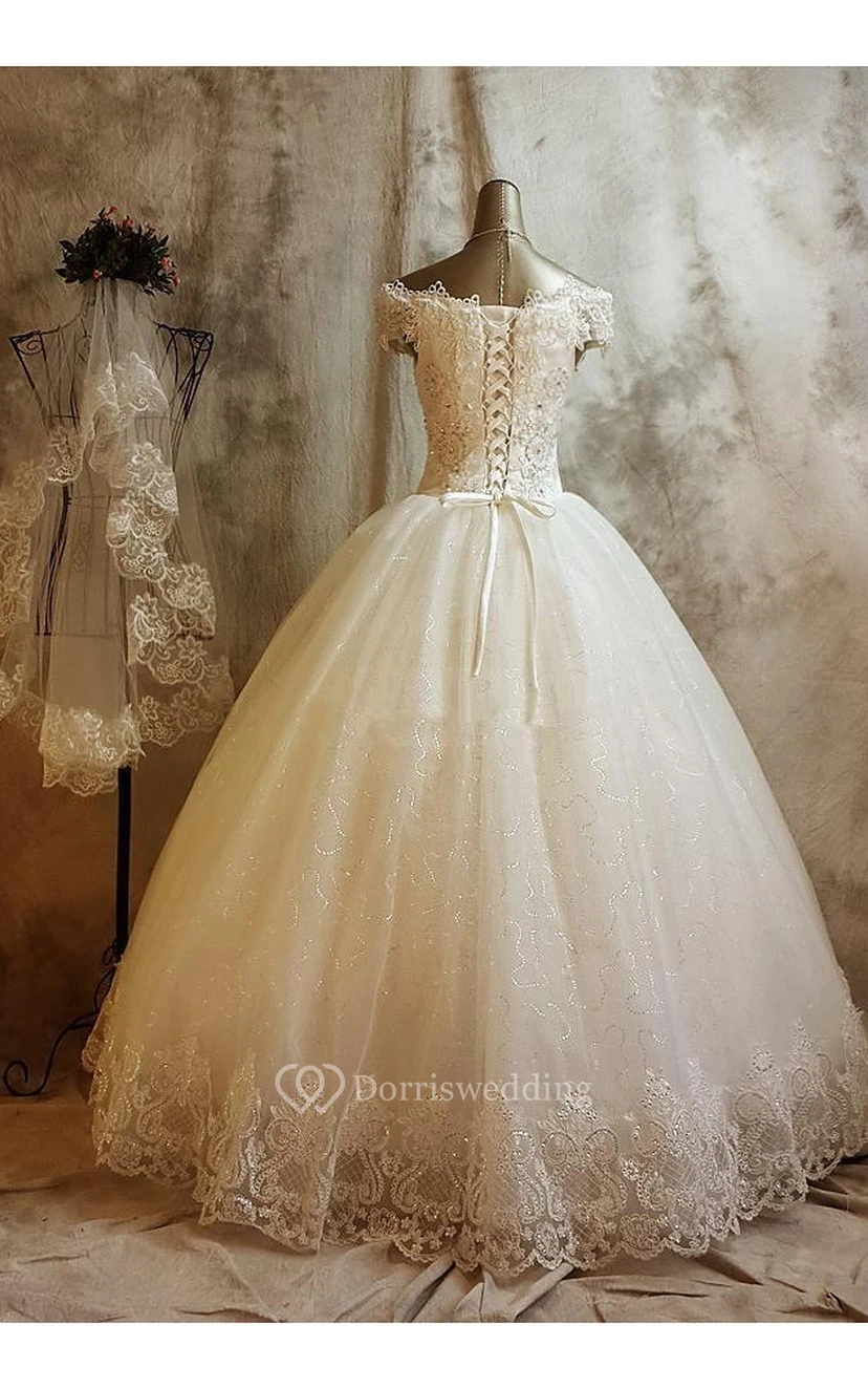Precioso vestido de novia de princesa de encaje con mangas cortas y apliques. view 4