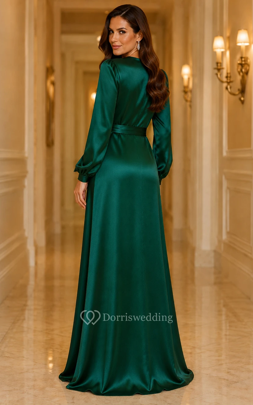 Robe de soirée portefeuille en satin vert foncé à manches longues, col en V, ceinture à nouer et fente sur le devant view 2