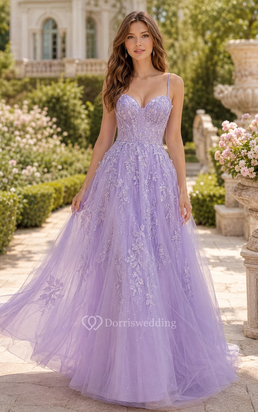 Robe de bal en tulle lavande, coupe trapèze, ornée d'appliqués de dentelle, idéale pour les bals de fin d'année et les événements formels.