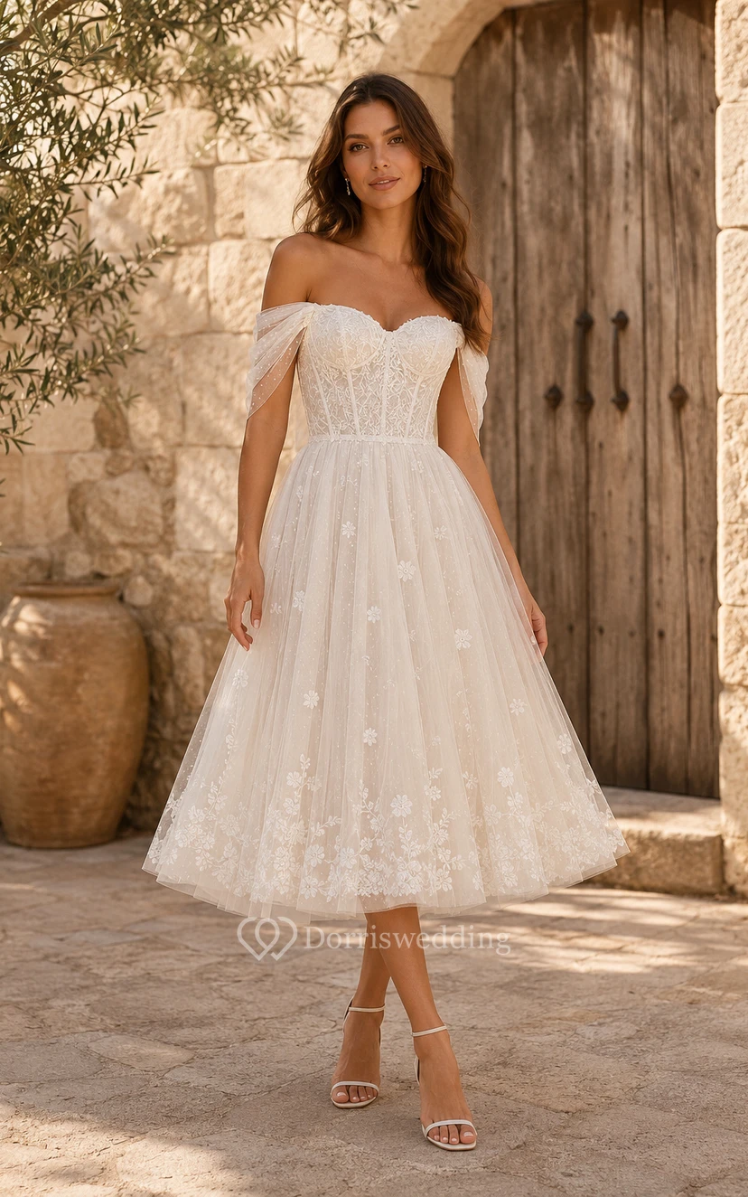 Robe de mariée mi-longue en dentelle à épaules dénudées et jupe en tulle