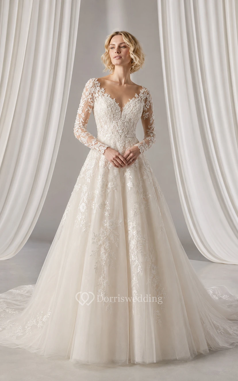 Vestido de novia de encaje con corte en A, mangas largas y cola de capilla.