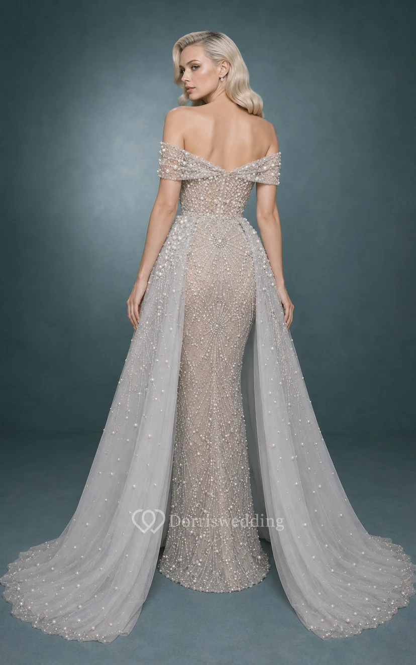 Robe de soirée argentée à épaules dénudées ornée de perles et d'une surjupe cape en tulle view 2