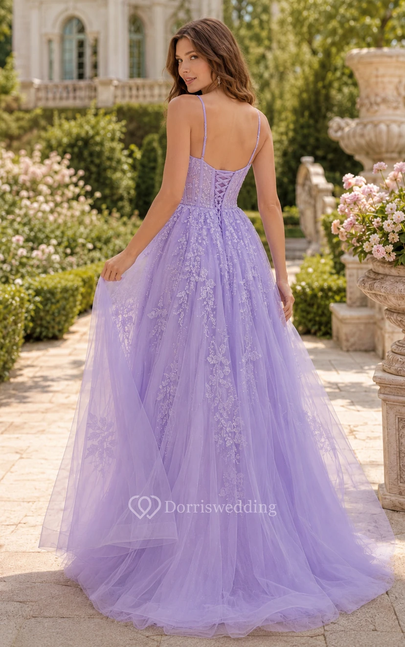 Robe de bal en tulle lavande, coupe trapèze, ornée d'appliqués de dentelle, idéale pour les bals de fin d'année et les événements formels. view 2