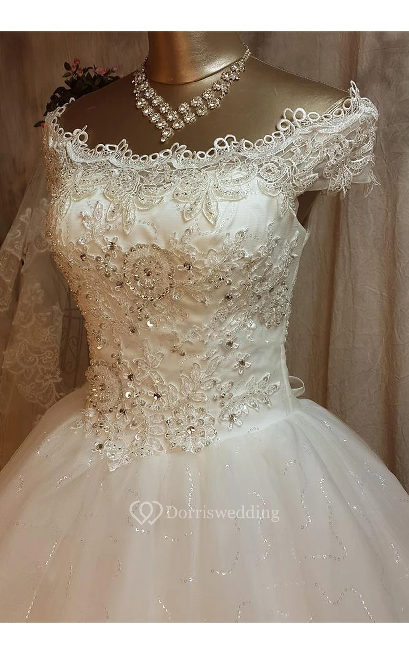Precioso vestido de novia de princesa de encaje con mangas cortas y apliques. view 6