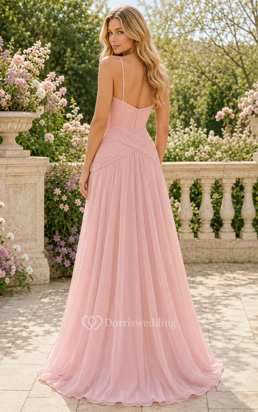 Robe de demoiselle d'honneur grande taille en mousseline rose poudré, coupe trapèze, décolleté cœur et corsage froncé view 2