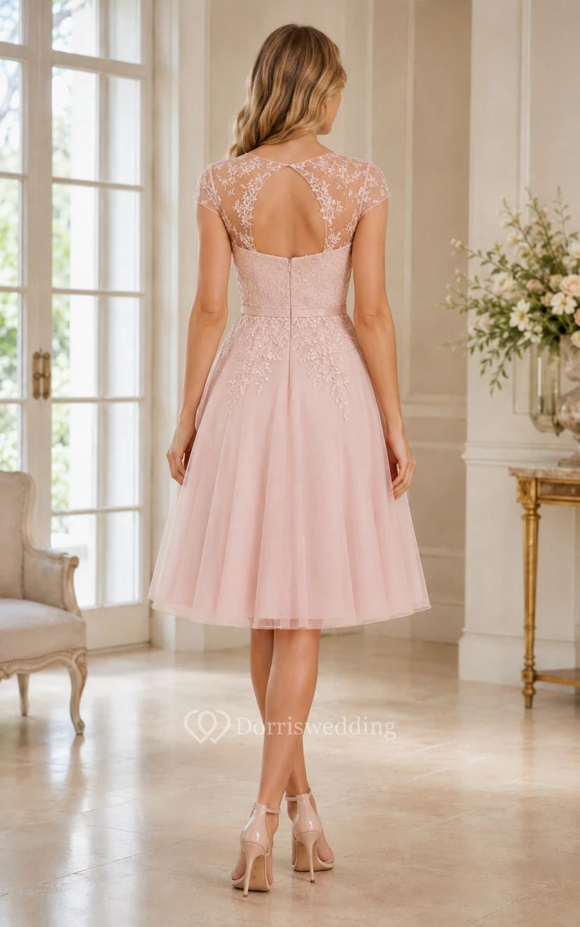 Robe de cocktail trapèze en tulle rose poudré, longueur genou, avec manches illusion en dentelle view 2