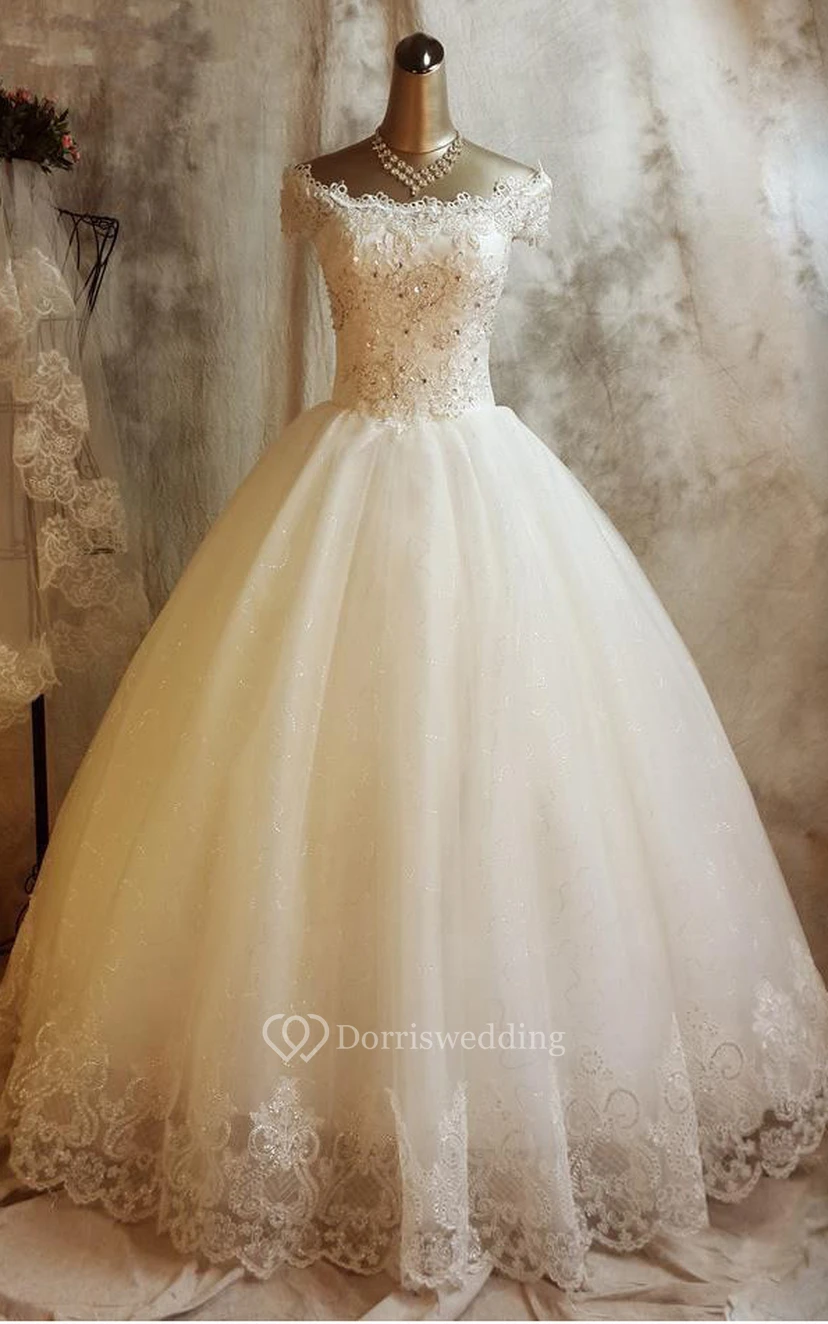 Precioso vestido de novia de princesa de encaje con mangas cortas y apliques. view 3