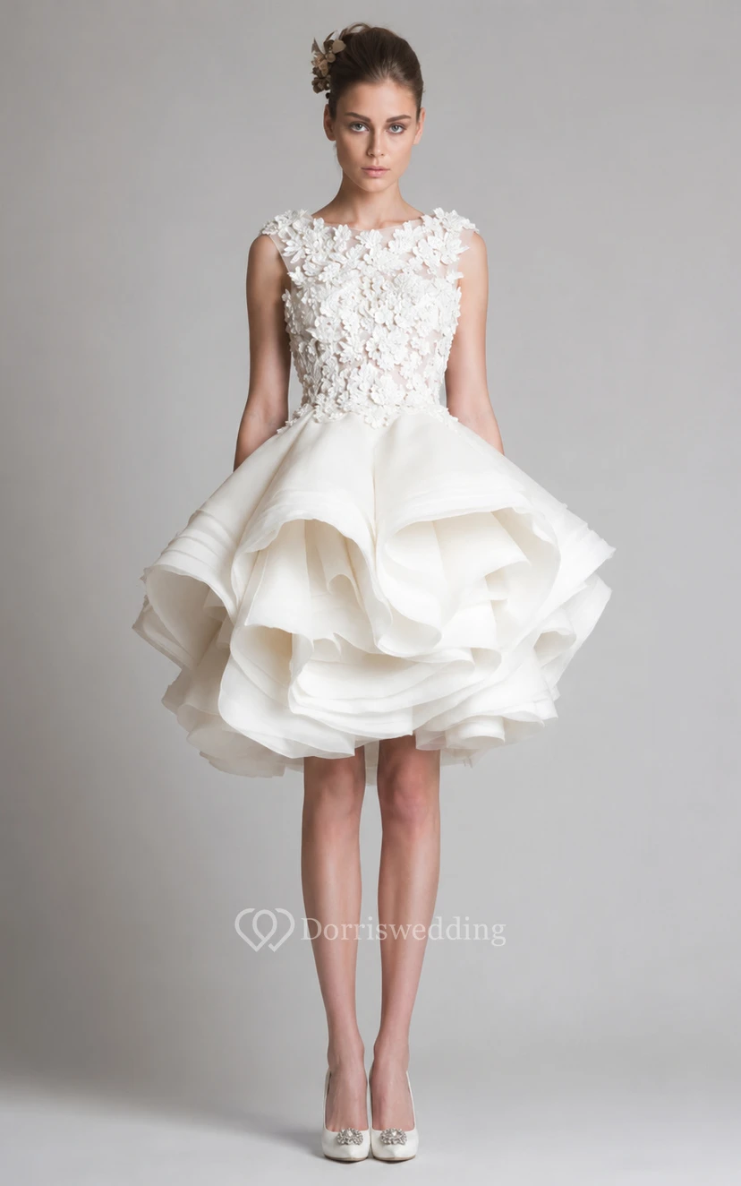 Elfenbeinfarbenes Brautkleid mit Schmuckkragen, floralen Applikationen und asymmetrischem Saum