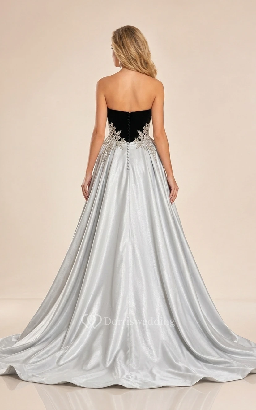 Vestido formal negro de terciopelo sin tirantes con sobrefalda extraíble de satén blanco. view 2