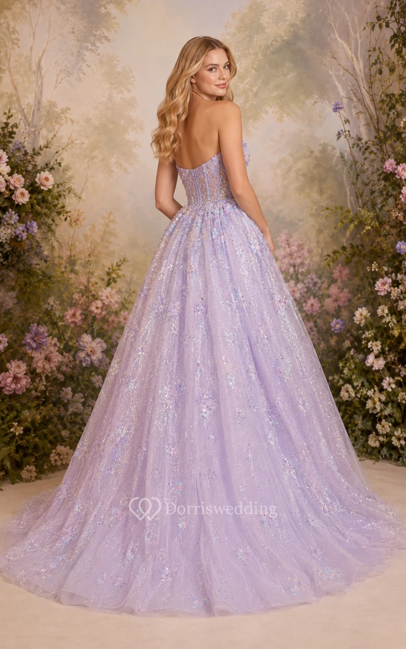 Vestido de fiesta de gala color lavanda sin tirantes, de tul brillante con falda de apliques florales. view 2