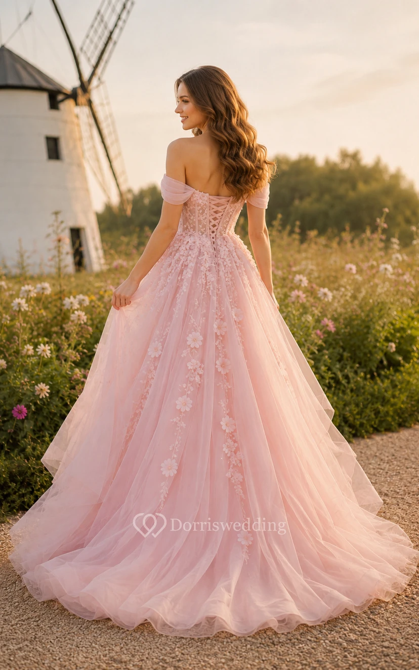 Robe de bal rose poudré en tulle, coupe trapèze, épaules dénudées, ornée d'appliqués floraux. view 2