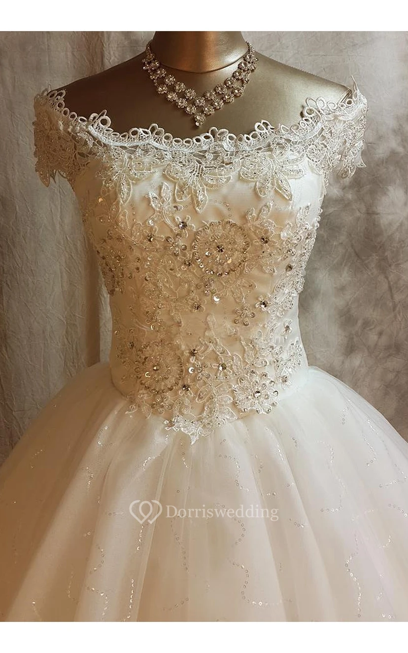 Precioso vestido de novia de princesa de encaje con mangas cortas y apliques. view 5