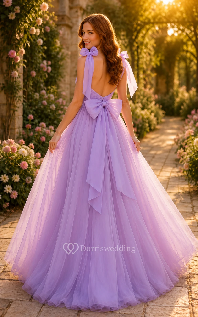 Robe de bal grande taille en tulle lavande, coupe trapèze, avec nœuds aux épaules, dos nu et jupe ample. view 2