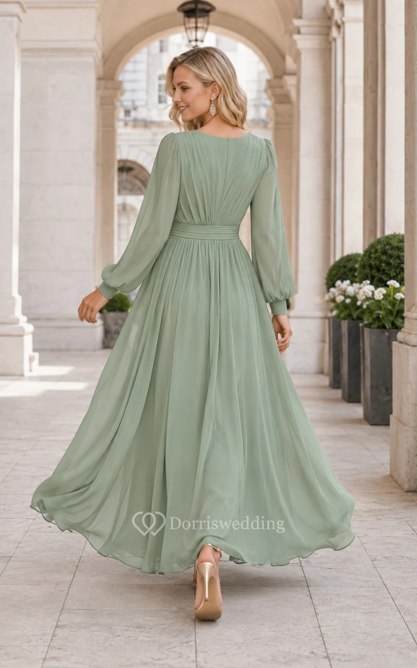 Robe de demoiselle d'honneur grande taille en mousseline de soie, coupe trapèze, manches longues bouffantes, col en V et jupe fendue view 2