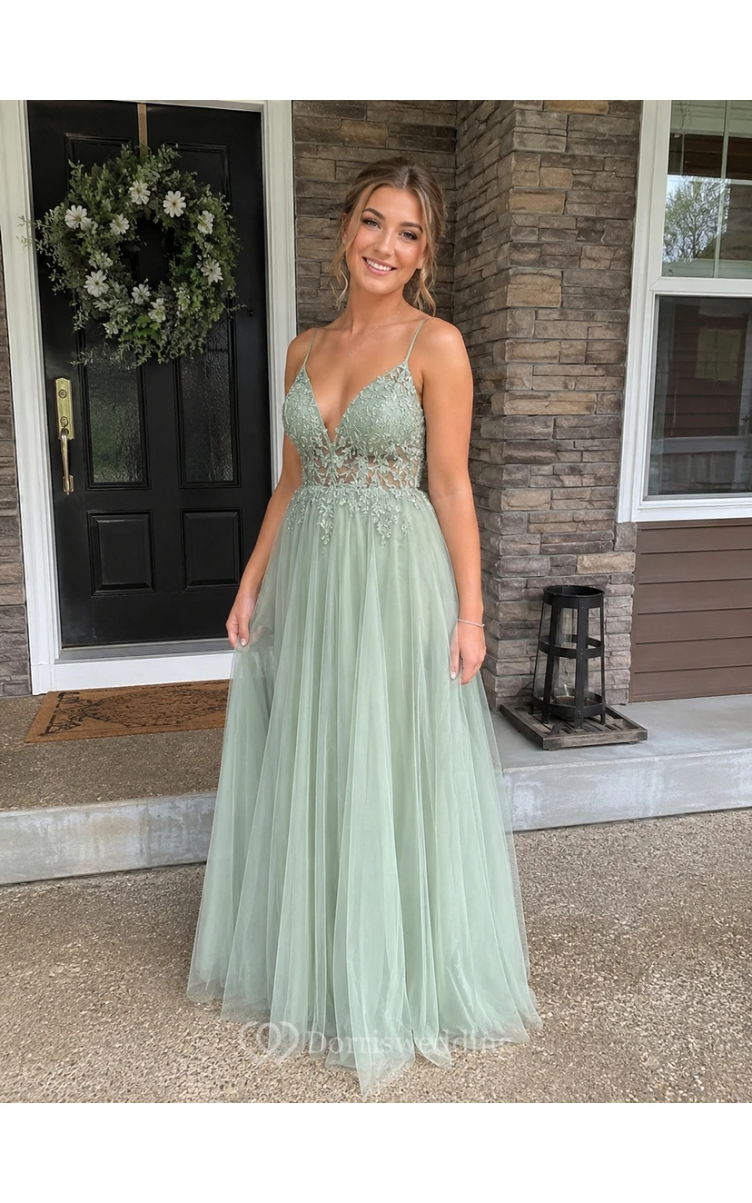 Robe de bal décontractée à bretelles spaghetti, coupe empire, en tulle plissé et haut orné de perles view 10